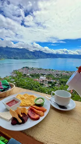 un desayunito con esta vista, te apuntas? 🙋🏽‍♂️ #guatemala #fyp #travel #coffee #lakeatitlan #viral #sunrise #breakfast 