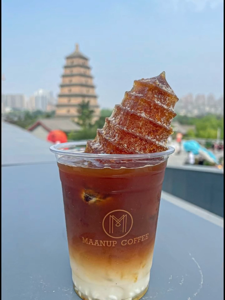 Enjoy a chilled #Summer#coffeeunder the Giant Wild Goose Pagoda! Refreshing coffee with ice cubes in the shape of the pagoda itself, paired with delicious #dessert, will make your trip to Xi'an worthwhile.