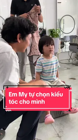 Tóc của bé là do bé quyết định, chú thợ vừa cắt vừa hỏi xem ý My sao, My chịu chưa? Chú cắt cho con có đẹp không? Rất vui là bé rất thích, hẹn chú lần sau My lại ghé cắt tiếp nha! #chuyennhadeng 