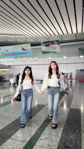 親友と初海外で韓国旅行！🇰🇷✈️ 17cm差の私達です笑 韓国に行ったら現地の人に姉妹？双子？っていっぱい言われた😂 あと韓国に行ってめっちゃカルチャーショックなこといっぱいありすぎた笑 #한국여행 #친구랑 #우리닮았나?? #4박5일 #일본인 #한국 #韓国旅行vlog #身長差 #韓国 #Vlog #서울 #서울시네 