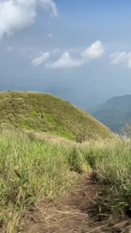 Duduk diatas gunung sambil bengong adalah jalan ninjaku #sarahklopo1235mdpl #mtpenanggungan #gunungpenanggungan #trawas #pendakiindonesia #pendakigunung #mojokerto #fyp 