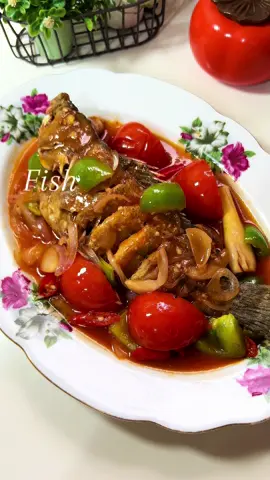 Resep Rahasia Ikan Thai ‼️ Kerapu Tiga Rasa by @dada.tastes Seekor Kerapu Bumbui  garam, bubuk kunyit dan tepung maizena 1/2 buah paprika 2 siung bawang putih cincang  1 buah bawang besar iris 3 buah cabe rawit iris 1 cm jahe iris 2 batang serai 4 lembardaun limau purut 1 buah tomat potong 1 sdm saus tiram Kecap ikan secukupnya Saus tomat secukupnya Saus cabe secukupnya Garam dan gula secukupnya Air secukupnya   #asiancooking#masaksendiri#resepgampang#resepsimple  #tiktokfood#tiktokeat#ikantigarasa 