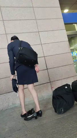 飞完航班的东航空姐换鞋去约会咯