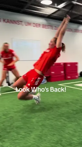Did you miss us…?! 😉🥳🤪 #lookwhosback #miasanmia #giuliagwinn #sydneylohmann #klarabühl #fcbayern #fcbfrauen #fcb #fcbwomen #woso #WomensFootball #womenssoccer #fyp 