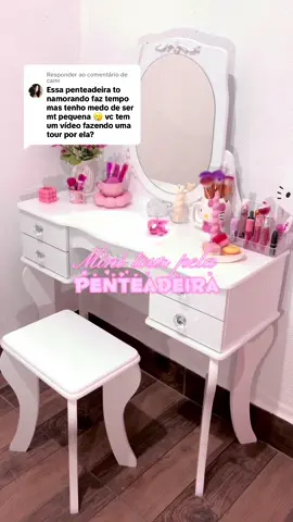 Respondendo a @cami Ela me atende super bem e comprei porque acho lindo esse estilo mais vintage.  As gavetas cabem bastante coisa, mas se tiver muitos produtos talvez uma camarim seja melhor.  Eu tenho uma cômoda que também uso de penteadeira e lá ficam a maioria dos meus produtos, então nessa acabo não deixando muita coisa. Eu tenho 1.65 e ficou ótimo o tamanho, o espelho é bom e já vem com um banquinho (pretendo trocar futuramente).  A montagem dela foi muito difícil, ela vem toda desmontada, inclusive as gavetas (achei frágeis), recomendo chamar um profissional para montar.  Eu troquei os puxadores, coloquei esses apliques e pretendo fazer mais algumas alterações, acompanha o perfil para mais.  Espero que tenha gostado! 🩷🪞🌷🎀🕯️✨  • Não esquece de seguir o perfil. • Meu daily: daily_tainaferreira • Pinterest: tainastf  . . . #tour #minitour #tourpelocantinho #tourpelapenteadeira #vanitytour #vanity #penteadeira #penteadeiradossonhos #penteadeiradashopee #penteadeirasimples #vintage #vintagevibes #vintagestyle #vintagevanity #retro #provençal #princess #princesa #pretty #preppy #beauty #BeautyTok #room #beautyroom #pink #rosa #fofo #cute #kawaii #roblox #kpop #kpopfyp #coquette #coquetteaesthetic #coquettecore #coquettegirl #coquettefashion #coquettemakeup #coquettestyle #coquetteroom #wonyoung #wonyoungive #wonderwoman #wonyoungizone #wonyoungmotivation #aesthetic #aesthetics #aestheticvideos #aestheticvibes #aestheticedits #aestheticvideo #aestheticedit #pinterest #pinterestaesthetic #pinterestoutfit #pinterestgirl #pinterestinspo #pinterestinspired #thatgirl #itgirl #itgirlaesthetic #itgirlenergy #thatgirlaesthetic #thatgirlroutine #girlygirl #girlygirlaesthetic #girlygirls #girlytok #girl #beleza #autocuidado #belezafeminina #vaidade #daily #fy 