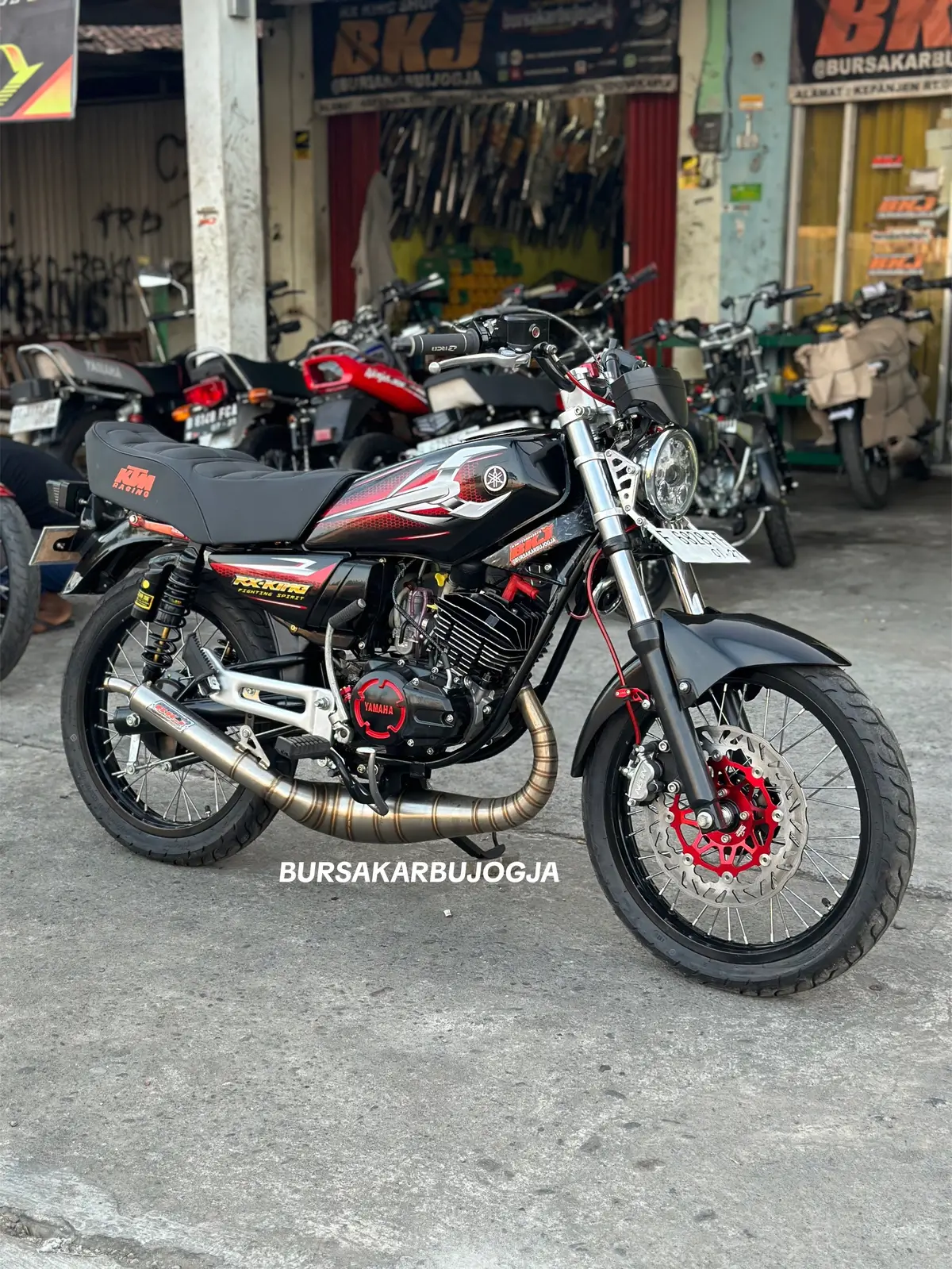 Modif simple elegan jogja style . #rxking #cc #rxkingmodifikasi #rxkingindonesia #rxkingnusantara #yamaha #rx #indonesia #rxkingclub #rxkingjogja #stroke #rxkingbandung #yrki #tak #yamaharxking #rxkingmedan #rxkingindependent #rxz #king #rxkingjakarta #rajajalanan #yamaharxkingindonesia #rxk #rxs #rxkingkalimantan #r #rxkingpapua #rxkingroadrace #modifikasi #rxkinglampung 