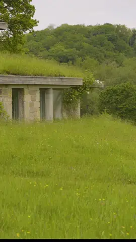 The impeccably organised, grass-roofed, book-lined home of literary editor, Gail Pirkis, co-founder and editor of Slightly Foxed. Click the link in bio for the full tour of this spectacular house. #ecohouse #grass #devon #editor #countryside #bookshelf #housetour #themodernhouse #englishcountryside 