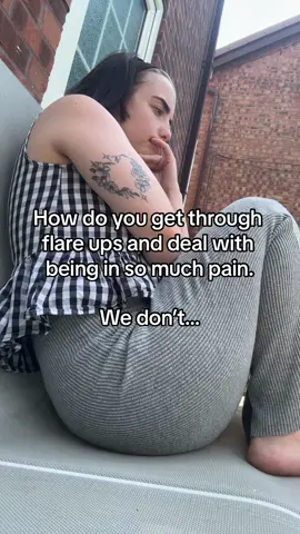 They sound just makes me think about every single flareup I’ve ever had. How we literally have to beg and plead for the pain to stop. But it doesn’t stop once the flareup starts has nothing you can do to stop it. The amount of times I’ve rang 111 because I’m hopeless and I just need someone to take the pain away. But there’s nothing they can do. The amount of times I’ve spent on the bathroom floor crying in agony and praying the pain goes away, but it doesn’t. If you are and you have heavy pain period the point where you cannot do your normal day-to-day tasks I see you. I’m here for you 💓 #Endometriosis #EndometriosisAwareness #EndometriosisWarrior #Endo #EndoBelly #ChronicIllness #ChronicPain #ChronicCondition #ChronicPainAwareness #EndometriosisSymptoms  #endometriosischeck #Periods #PeriodTalk #PelvicPain #pelvicfloorpain 