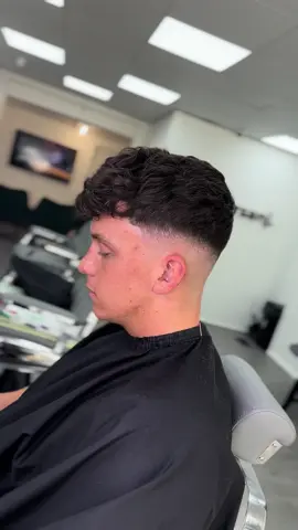 🔥 . . . #walsall #willenhall #wolverhampton #dudley #darlaston #wednesbury #wednesfield #bilston #bentley #shop #newshop #barber #ukbarber #barbershop #haircut #menshair  #viral #fyp #beard 