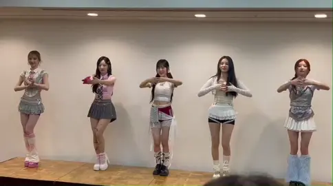 240701 #ARTMS dancing to  「HULA  HOOP」by LOOΠΔ at the Osaka Handshake Event (©710nobu_) #LOONA #HeeJin #HaSeul #KimLip #JinSoul #Choerry 