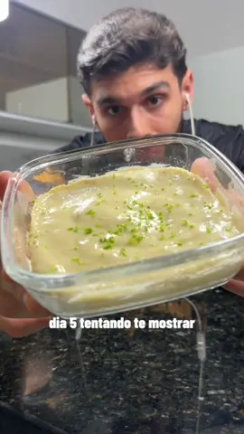 1 ovo 2 cs de farinha de aveia  1/2 pote de iogurte desnatado (80g) adoçante a gosto raspas de limao a gosto 1 cc de fermento p/ bolo microondas 2 minutos  30g de whey sabor torta de limão da Growth agua ou leite ate chegar no ponto que voce mais gosta 