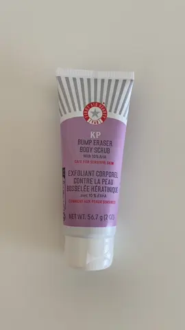 PPPT: KP Bump Eraser Body Scrub with 10% AHA by @First Aid Beauty disponible en @SEPHORA España 💜🍓✨ #queratosispilaris #firstaidbeauty #exfoliante #sephora #probandoproductos #queratosis #aesthetic #skincare #skincareroutine #skincareproducts #pr #ugc #ugccreator #ugccontentcreator 