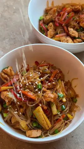 Фунчоза с курицей и овощами 🫑  •на 2 порции• - 2 брекета фунчозы (3 оказалось очень много🤭) - 1 морковь - 1 маленький кабачок - 1 болгарский перчик - 1 куриная грудка - 3 зубчика чеснока - 50мл соевого соуса - соль, перец, паприка по вкусу - кунжут и зеленый лук для подачи Овощи помыть, почистить и нарезать соломкой, чеснок мелко порубить или пропустить через пресс. Мясо нарезать кубиком.  Фунчозу приготовить как написано на упаковке (я завариваю кипятком на 6 минут под крышкой, потом сливаю остатки воды) Обжариваем курицу, к ней по очереди добавляем овощи; сначала морковь, потом перец, самый последний кабачок. Когда все овощи готовы, добавляем специи и чеснок.  Выкладываем фунчозу в сковороду к курице и овощам, заливаем соевый соус, перемешиваем и подаем к столу, посыпав луком и кунжутом💫  #рецептынакаждыйдень #еда #кудинария #рецепторвкуса #фунчозаскурицей 