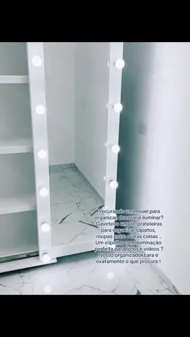 Espelho Organizador com Prateleira e Gaveteiro: a solução perfeita para manter seus sapatos, roupas e makes organizados e sempre à mão. Praticidade e elegância para seu espaço! #sapateira #organizador #espelhocamarim 