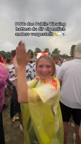 Ich war so salzig, als nach der Halbzeit die Leinwand ausgemacht wurde…aber ein hoch auf unseren Handyvertrag🥹⚽️ #EURO2024 #deutschland #dänemark #publicviewing #unwetter 