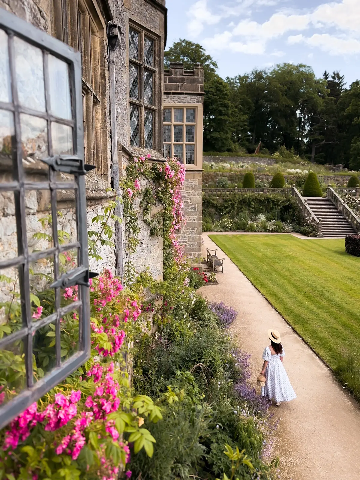 #rosegarden #englishcountryhouse #englishcastle #roseseason #visitderbyshire #peakdistrict #visitengland #englandtravel 