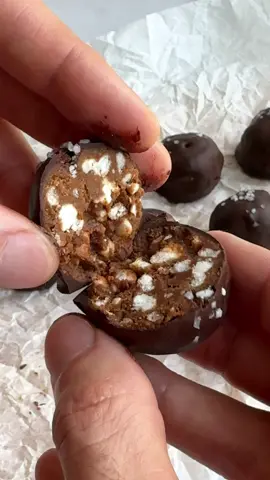 TRUFAS DE CHOCOLATE Y CREMA DE CACAHUETE SALUDABLES 🥜🍚🍫 ⠀ ¿Eres un fan de las trufas de chocolate? Hoy te traigo una receta de dulce saludable para que puedas comer tantas trufas de chocolate como quieras sin sentirte culpable por saltarte la dieta (sin pasarse pero, que están muy ricas). Con tan solo 5 ingredientes tendrás estas trufas de chocolate y crema de cacahuete que te prometo que están para FLIPAR 😋 ¿Te animas a preparar esta receta conmigo? ⠀ Ingredientes: 🥜 3 cucharadas de crema de cacahuete. 🍯 1 cucharada de sirope de agave. 🍫 1 cucharada de crema de cacao sin azúcar. 🍫 1 tableta de chocolate sin azúcar 85%. 🍚 4 galletas de arroz inflado. 🧂 Sal gruesa al gusto. ⠀ Receta paso a paso: 1. En un bol ponemos la mantequilla de cacahuete, el sirope de agave y la crema de cacao. Removemos bien. 2. Ahora desmenuzamos las galletas de arroz inflado con las manos y removemos todo hasta obtener una masa bien compacta. 3. Formamos las trufas dándole forma con las manos. 4. Ahora derretimos el chocolate en el microondas y bañamos las trufas en él. Ponemos sobre papel vegetal, ponemos una pizca de sal gruesa por encima, dejamos enfriar y listo, ¡a disfrutar! ⠀ ¿Te ha gustado esta receta de trufas de chocolate saludable? Si te ha gustado esta receta de snack saludable, dímelo en los comentarios ❤️ ⠀ #trufas #chocolate #snack #Receta 