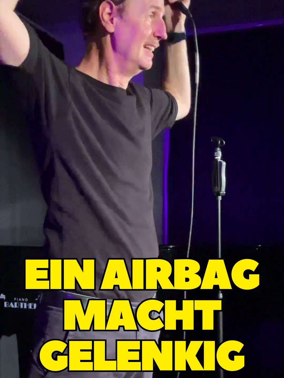 Ein Airbag macht gelenkig Der Airbag hat scheinbar nicht nur einen präventiven Nutzen, sondern auch einige praktische. Aufgenommen in der @kulturschranne Dachau #standup #standupcomedy #comedyreels #live #ehrenpapa #floriansimbeck #joke #witz #kulturschranne #kulturschrannedachau #dachau #fail #familie #family #tour #tourlife #auto #airbag #beifahrer #fahren #lustig #foryou #foryoupage