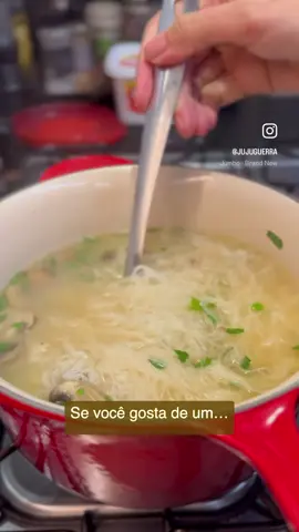 Sopinha de Missô e Bifum  Rapida e facil de fazer 🍜🍜🍜 •100g de cogumelos  •1 dente de alho pequeno •1 litro de agua  •2 colheres sopa de missô •200g de bifum  •cebolinha  #misso#bifum#sopa