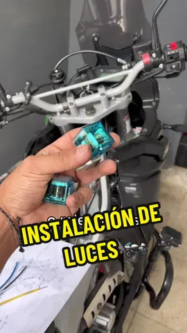 Instala correctamente exploradoras en tu moto 👌🏽 #moto #relay #exploradoras #instalacioneselectricas #esusenmoto #lucesmoto #rally300 