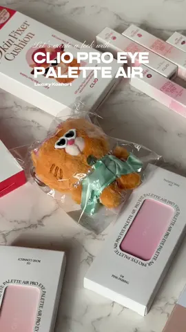 THE CUTEST PACKING EVER OMG 🐱@cliocosmetics_global finished eye makeup look at the end 💗  #cliocosmetics #clio #clioreview #proeyepaletteair #luxurykoshort #eyeshadowpalette #koreanmakeup #kbeauty #pr 