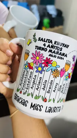 Taza personalizada con el nombre de los pequeños ❤️ #tazamaestra #tazagraciasporayudarmeacrecer #felizdiamaestro 
