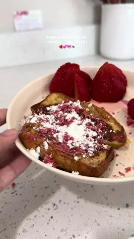 This strawberry crunch french toast was a little too sweet for me but my toddler loved it! 💕💕 #breakfast #frenchtoast #breakfastideas #strawberry #mom #momlife #morning #morningvibes #CapCut 