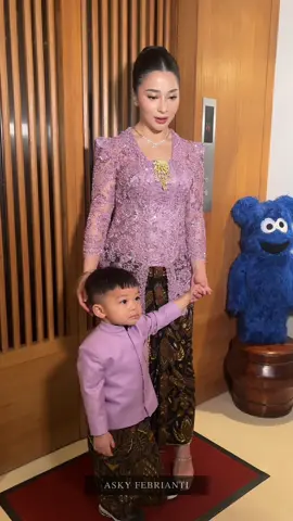 Another Kebaya Kutu Baru untuk bumil cantik @Nikita Willy bener bener definisi effortless beauty, bonus video Beskap cilik buat Issa si anak ganteng 🫶🏻 #askyfebrianti #kebaya #beskap #kutubaru  #bumil  #nikitawilly  #issanikitawilly  #babyissa #kebayamodern #kebayakondangan #bridesmaid #kebayaungu 
