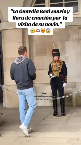 😱‼️Que momento tan romántico 🥰🥰 entre la Guardia Real y un civil 🫶🏽🥹  Por buscar a Peter Ellis , vivimos este momento mágico✨ #london #viral #uk #royal #magic #guards #moment #kingsguard #Love #historiadeamor #buckinghampalace 