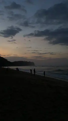Hanya sebuah pantai dengan sunrise yang indah 🙂‍↕️ #fypシ #fyp #beach #beachvibes #malang #pantaibalekambang 