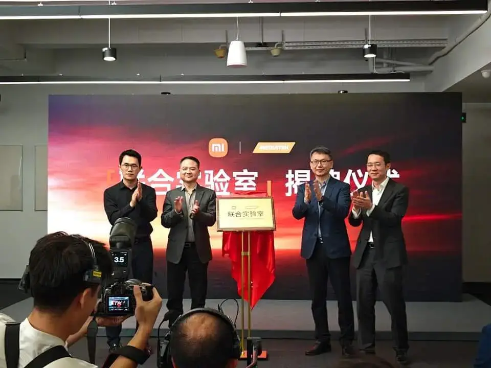 Xiaomi and Mediatek officially set up a joint laboratory located at Xiaomi Shenzhen International R&D, the laboratory will carry out research and development for Xiaomi smartphones that use Mediatek. This lab will have many very positive functions. This joint Laboratory results have been published, Redmi K70 Extreme Edition is a masterpiece of both companies. Redmi K70 Extreme Edition will be the first smartphone that supports interconnection with Xiaomi SU7 smart car. Xiaomi staff said 