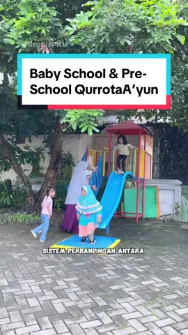 [INFO LENGKAPNYA DI SINI] BroSis, ini dia Sekolah Paud QurrotaA’yun yang sudah berdiri selama 10 tahun dan masih mempertahankan kualitasnya dengan selalu menjaga batas perbandingan guru dan murid🥰 Sekolah ini setiap saat bisa menerima murid mulai dari usia 2 bulan sampai 6 tahun. Untuk Baby School, yaitu usia 2 bulan - 1 tahun, rasionya yaitu 1 guru : 3 anak. Usia 1-2 tahun, rasionya 1 guru : 5 anak. Usia 2-3 tahun, rasionya 1 guru : 6 anak. Usia 3-4 tahun, rasionya 1 guru : 8 anak. Usia 4-6 tahun, rasionya 1 guru : 10 anak. Sistem perbandingan antara guru dan murid ini juga diterapkan sekolah di Finlandia, yang dikenal sebagai negara dengan kualitas pendidikan terbaik. Sekolah QurrotaA’yun ini berbasis sentra, yang menunjang segala aspek perkembangan kognisi, motorik halus dan kasar🥰 Pendidikannya dilakukan secara kontinyu, anak-anak membaca iqro’ setiap hari, menambah hafalan Qur’an dan Hadits, juga penerapan adab dan doa setiap hari, yang bertujuan untuk menambah nilai keimanan dan ketaqwaan. Di sekolah ini juga didikan penggunaan bahasa dalam berkomunikasinya, menggunakan bahasa positif, yang berarti anak tidak disuruh, tidak dilarang, dan tidak dimarahi✨ Guru di sini juga sudah dapat pelatihan dan pendidikan, dan tentunya pendampingan anak sesuai tahap perkembangan, pendampingan secara full dan bermutu. Anak-anak di sekolah juga diberi kesempatan untuk mencoba dan melakukan sesuatu secara mandiri, tapi tetap gurunya sebagai fasilitator menyediakan bahan yang tepat, agar anak bisa memahami sesuatu sendiri dan membangun konsep berpikirnya. Nah, ibu dan bapak yang mau masukin anaknya ke Sekolah QurrotaA’yun, pas banget nih lagi ada Promo:  • Tidak ada uang pangkal  • Hanya Biaya Fasilitas, dan Diskon 50% untuk pendaftaran di bulan Juli-Agustus 2024  • Untuk kakak-beradik yang mendaftar di periode bulan Juli-Agustus, maka anak pertama akan mendapatkan Diskon 20 % dari  SPP normal dibulan pertama.  • Bagi orangtua yang akan melihat program sekolah, ada Free Trial Class bagi ananda hingga 5 Juli 2024 Yuk Ibu dan Bapak, segera daftarkan anaknya ya!🥰 __ Baby School & Pre-School QurrotaA’yun @paudqurrotaayun 📍Jalan Dahlia, Sukajadi, Pekanbaru (Di sebelah SMP N 3) ✅ Penerimaan siswa baru setiap saat ✅ Sekolah berbasis sentra ✅ Sekolah dengan konsultan berpengalaman di bidang pendidikan anak usia dini ✅ Banyak promo untuk pendaftaran di bulan Juli-Agustus 2024 _ 🔥 Ada apa di Pekanbaru? Cek review @brosispku 🌟 Cek beragam highlight di Instagram @brosispku 🍻 Ingin tampil di brosispku? Hubungi WA tim iklan @brosispku di bio #brosispku #brosis #pku #pekanbaru #riau #BroSisPKUPaudQurrotaayun #QurrotaAyun