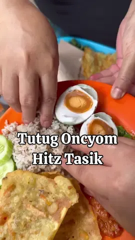 Kalau liburan ke Tasik, jangan lupa mampir ke nasi Tutug Oncom benhil yang hitz dan hype ini.. harganya murah, tempatnya sederhana, tapi yang dateng keisni bejibunnn.. makan nasi tutug pake gorengan doang dama sambel merah sambel ijo & telur asin.. cobain deh ! #fyp #fypシ #kulinertasik #restotasik #tutugoncom #nasitutugoncom #tobenhil #kulinertiktok #kulinerviral 