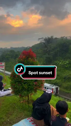 Salah satu spot liat sunset terbaik di kab Banyumas ☺️ #gununglurahcilongokbanyumas #cilongok #banyumascity_ #purwokerto #keretaapiindonesia #KAi 