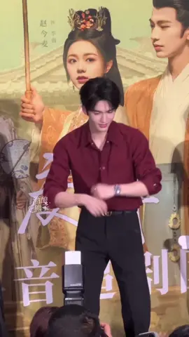 lâu nên quên thôi chứ trc anh đây cũng đóng phim thần tượng nhảy nhót đó🤣🤣 #truonglanghach #zhanglinghe #张凌赫 #fyp #xuhuong #viral #fypシ゚ #trươnglănghách 