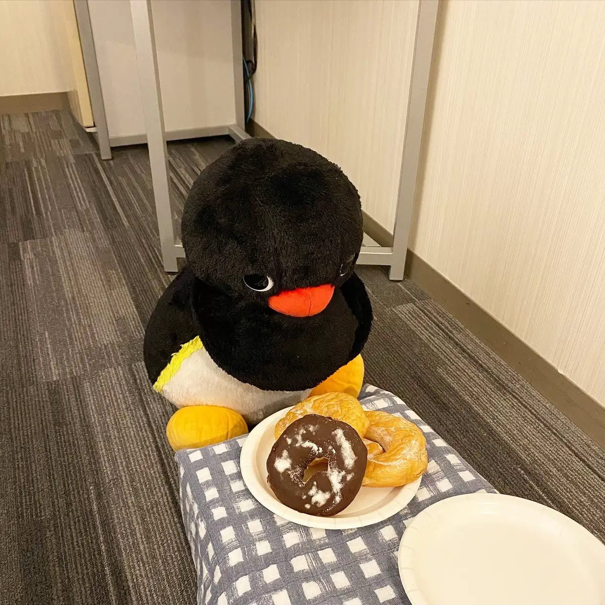 #ピングー #pingu #ぬい撮り #ペンギン #penguin #🐧 #ドーナツ #donuts #stuffedanimals #plushies #nootnoot #japan 