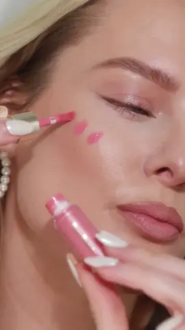 Another @Rare Beauty Soft Pinch blush to share with you all. This is shade Happy 💗 Loving this formula so much right now, it's highly pigmented but blends out so beautifully and leaves a radiant glow