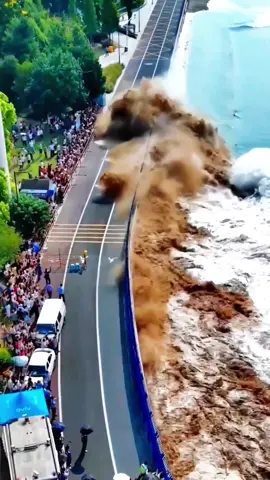 Visitors come to the Qiantang River to watch the tide. When the tide comes in, the river water rushes towards the visitors like a wild animal, and many of them get wet or even injured by the big waves.#Qi antangriver#China#qiantangriver#tide#fyp#fypage#celebrity#spot #viraltiktok #ocean#flood @YunPu  @YunPu @Nature @oceanlife-fishing  @YunPu 