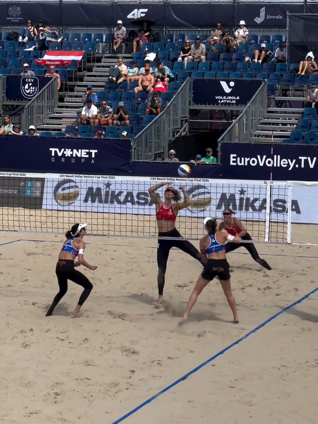 They did not see that coming! 🤯 #sportstiktok #volleyball #beachvolleyball