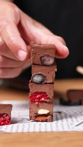 Gesunde & kalorienarme Pralinen mit 80Kcal pro Stück. Wenn du während deiner Diät nicht auf süßes verzichten möchtest, dann hab ich hier ein prima Rezept für Dich :) Zutaten: * 170g Banane (2 Stück) * 100g Zartbitterschokolade (90%) * Beeren * Nüsse So gehts: Bananen cremig mixen. Die Schoko für 90 Sekunden in die Mikrowelle geben und ebenso mit den Bananen cremig mixen. Anschließend ganz simple in eure bevorzugte Form verteilen. Optional noch Beeren oder/und Nüsse in die Form geben. Im Kühlschrank fest werden lassen. Hinterher genießen :) Euer Gian #gesundessen #abnehmen #gesunderezepte 