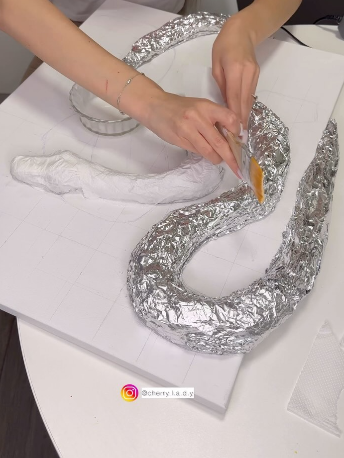 Awesome snake sculpture  💖 . By @cherry.l.a.d.y . . . #art #diy #diycrafts #homedecor #tutorial