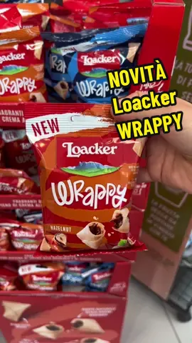 Recensiamo la novità snack Loacker WRAPPY! 😍 Interessantissima riformulazione di uno snack dal timbro classico del loacker!  È la rivisitazione di un wafer, la ciarda è proprio come il wafer, sottolissima e all’interno troviamo una crema alla nocciola.  È tutto molto equilibrato e buono. Neanche esageratamente dolce..  Noi lo mordiamo per mostrarvi l’interno, ma consigliamo di mangiarlo tutto in un boccone perchè cosi crea un bell’effetto esplosione di crema in bocca 😍  Piccola “pecca”: uno tira l’altro e la confezione dura pochissimo! Goodausy approved 🩵😎  Tagga qualcuno che deve immediatamente provarlo insieme a te!  #loacker #novita #loackerwrappy #wrappy #wafer #novitaloacker #snack  #loackersnack #merenda #recensione #consiglispesa #spesaalsupermercato  #spacchettiamoinsieme #waferloacker 