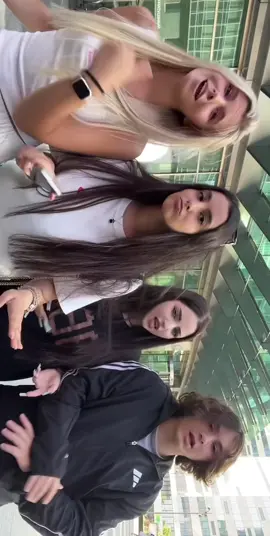 встретились 4 разных вселенных, кого узнали?;)