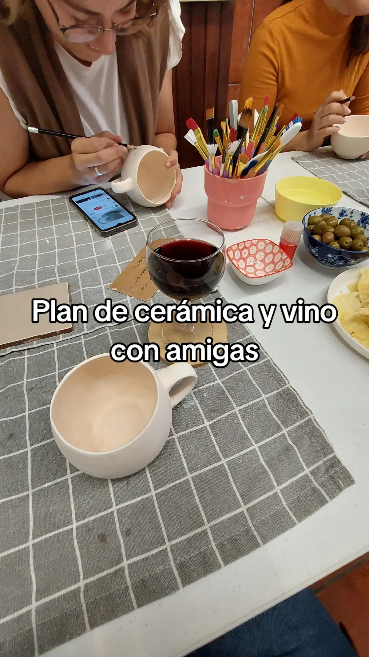 #ceramica #ceramicayvino #plandeamigas #amigas #girls #girlstuff #tazas #tazasdeceramica #tallerceramica #tenerife #tallerpintura 