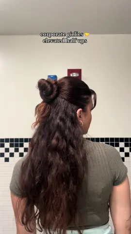 this elevated half up is sooo easy and look so elegant #creatorsearchinsights #corporateofficehairstylesforshorthair #corporateupdohairstyles #officehairstylesclassy #hairstylesforbusinesscasualofficejob #corporateofficehairstyles #easyhairstyles 