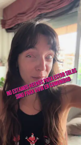 No sé a vosotros, pero a mí que nos metan tanto en la cabeza el mensaje este tan individualista de “tú solo puedes con todo” o “hay que aprender a estar (siempre) solo”… me chirría y me suena a una trampa del capitalismo. Si hemos sobrevivido como especie ha sido porque lo hemos hecho en comunidad, no en modo llanero solitario. Ahoooora. Tampoco nos vayamos al otro extremo. El pánico a estar solo expone muchos miedos e inseguridades. No es un camino fácil, pero se disfruta mucho estando sola, aunque como siempre, creo que encontrar el punto medio es la clave del éxito. ¿Qué pensáis?  Amorcito y buena vibra para tutti✨ Debo partirme en dos - Silvio Rodríguez 