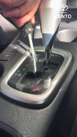 Descubri como destrabar la caja automatica en caso de necesitarlo #hilux #corolla #toyotahilux #toyotacorolla #4x4 #toyotalandcruiser #toyota4x4 #hack #tips #hilux4x4 #cajaautomatica #cajamanual #mecanica #mecanicaautomotriz 