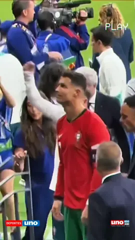 Ella siempre está ahí 🫶🥰 Luego del encuentro entre Portugal🇵🇹 y Eslovenia🇸🇮, Cristiano Ronaldo se encontraba buscando en las gradas a su madre para saludarla 👏 quien respondió con una enorme sonrisa🥰 #DeportesUno #650AM #CR7 #Portugal #CristianoRonaldo #mama #madre #mother #mom #MariaDolores #MariaDoloresdosSantosAveiro #selecao #seleccionportuguesa #Euro #Eurocopa #EURO2024 #Eurocopa2024 #hazmeviral #viral #parati #fyp #foryou #tiktokpy #tiktokparaguay #Paraguay #Eslovenia 