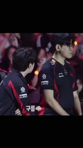 Mê cái cách anh xạ thủ nhà Tê luôn cúi người lắng nghe bạn support nói chuyện🫶🫶#trending #xuhuong #xh #fyp #lol #otp #t1 #guria #guke #gumayusi #keria #lck 