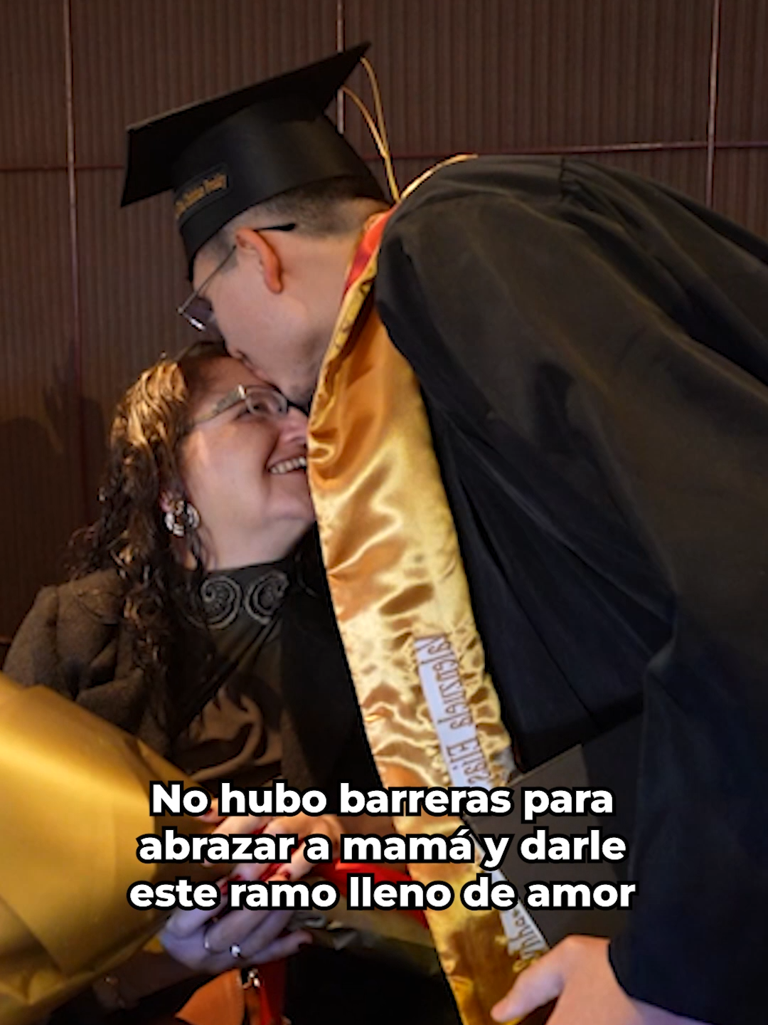 El amor de una madre, el logro de un hijo. ¡Gracias, mamá! ❤🎓💐 #AmorDeMadre #GraduaciónUNMSM #OrgulloFamiliar #sadstory #graduation #graduaciones #homenaje #mama #diploma #conmovedor #madreehijo #historias #fyp #parati #historiareal #casoreal #mamaehijo #momentotriste #miangeldelcielo #graduacion2023 #Graduación #viral #feelings #momentoesperado #llegomimomento #esfuerzo #estudiantes #ceremonia #universitario #universidad #egresados #universitarios #togas #birrete #ceremoniadegraduacion #apggraduaciones #findeciclo #carrera #diploma #egresados2024 #egresadas #lolograste #familia